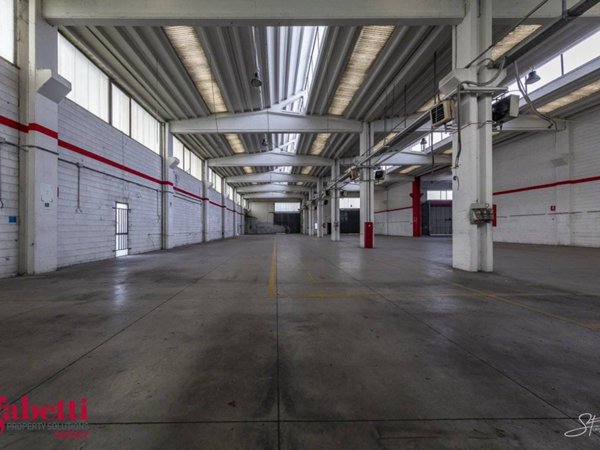 locale commerciale in affitto a Monza