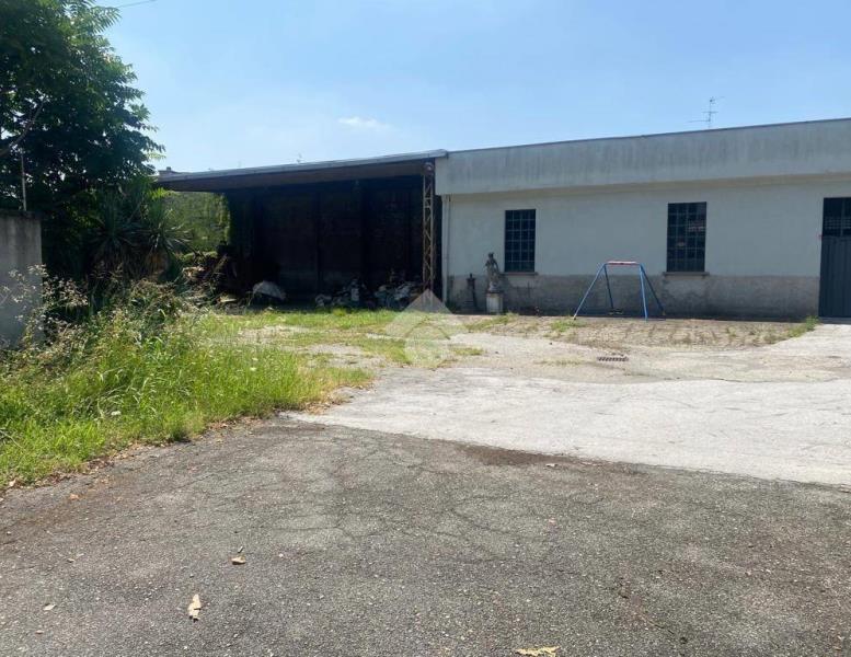 locale commerciale in affitto a Monza