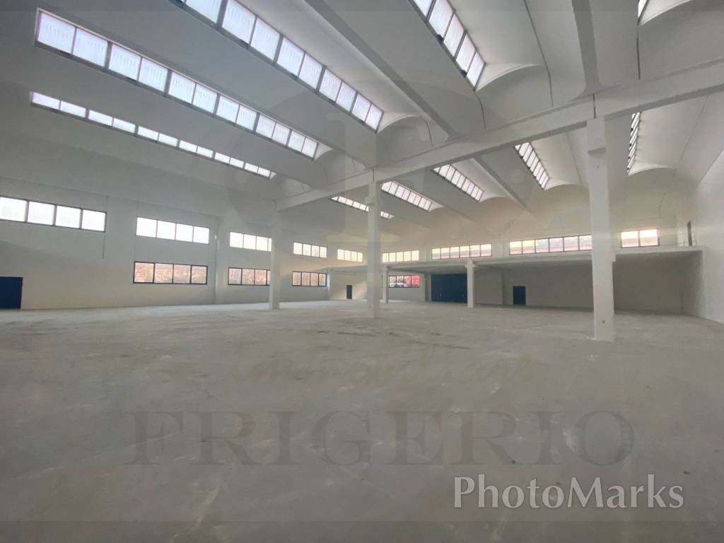 locale commerciale in affitto a Monza