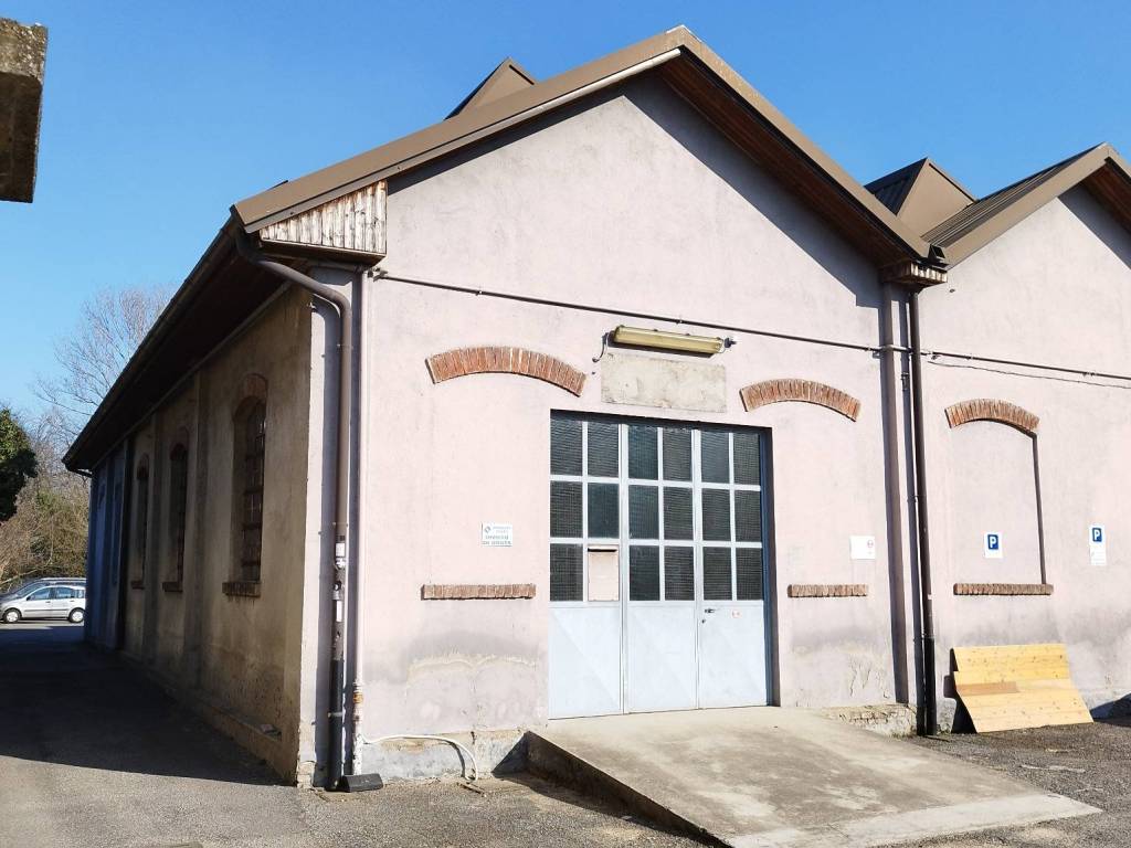 locale commerciale in affitto a Monza