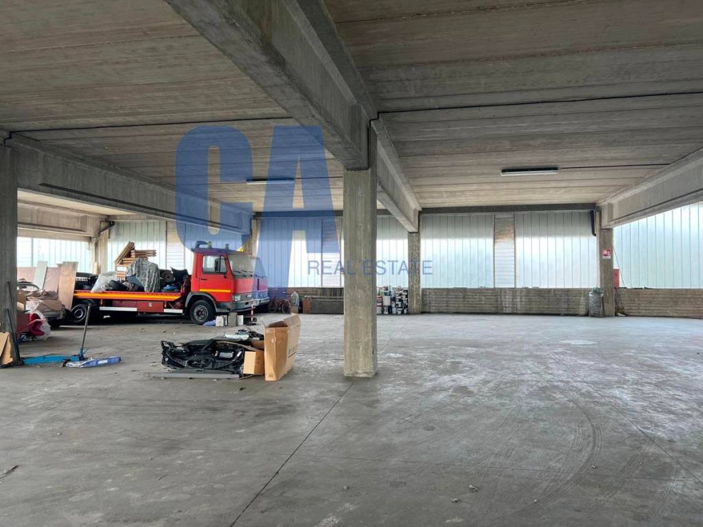 negozio in affitto a Monza