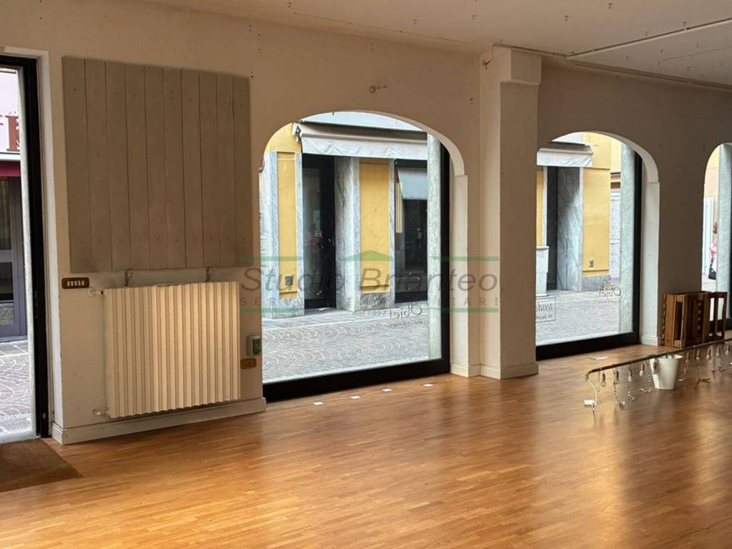 negozio in affitto a Monza in zona Centro Storico
