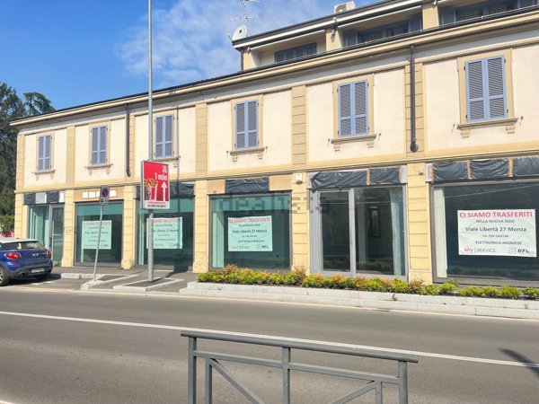 locale commerciale in affitto a Monza