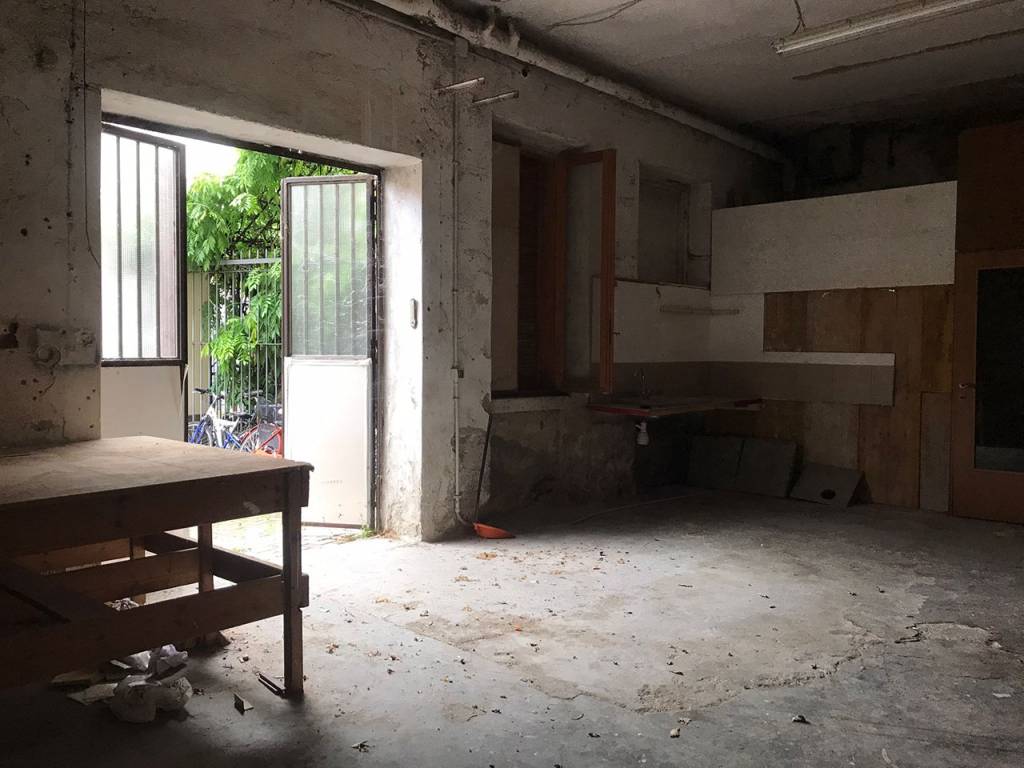 locale commerciale in affitto a Monza
