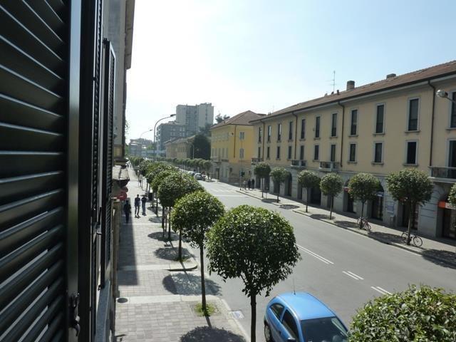 locale commerciale in affitto a Monza