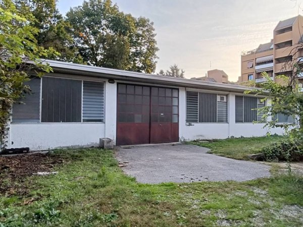 locale commerciale in affitto a Monza