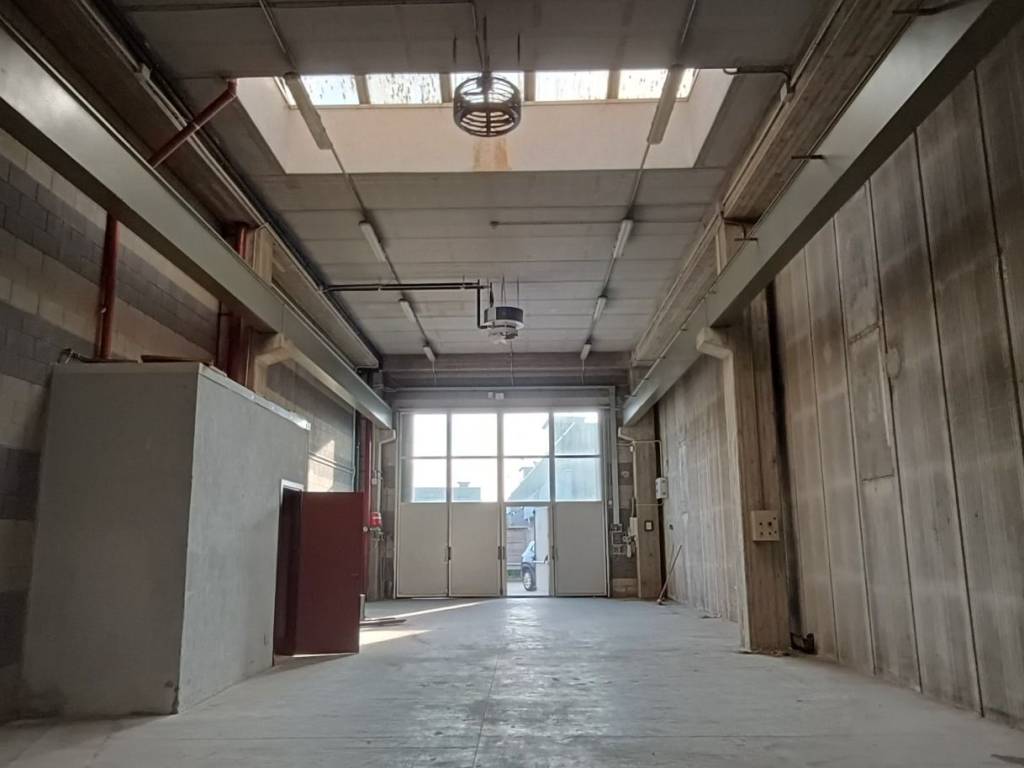 locale commerciale in affitto a Monza