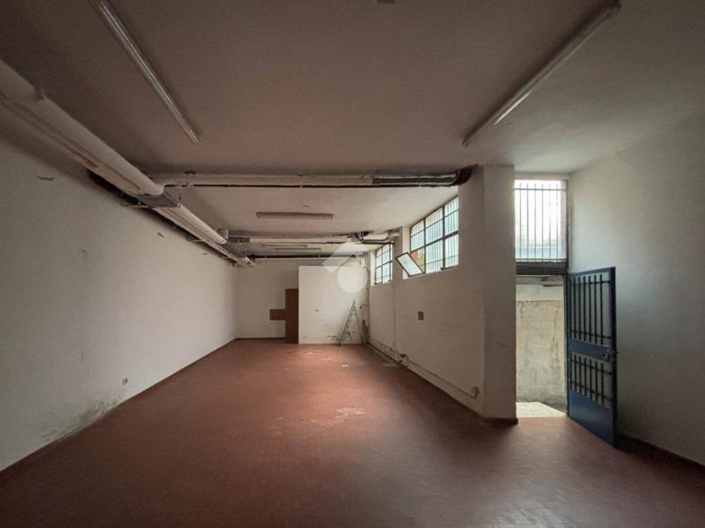 locale commerciale in affitto a Monza
