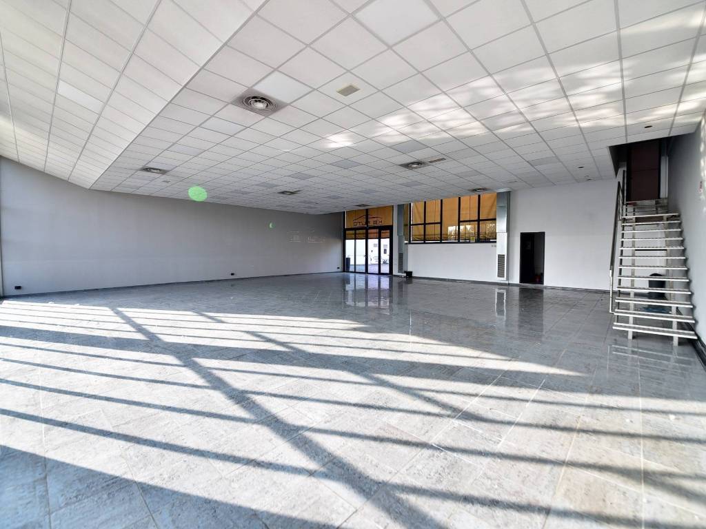 negozio in affitto a Monza