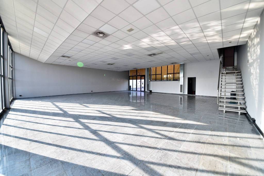 negozio in affitto a Monza