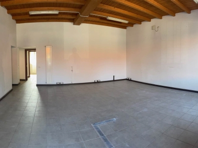locale commerciale in affitto a Monza