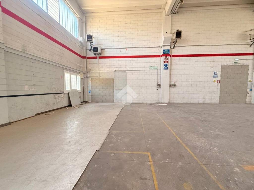 locale commerciale in affitto a Monza