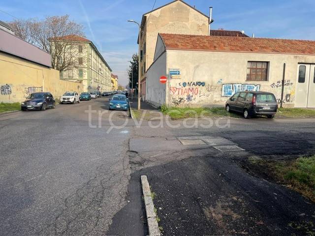 locale commerciale in affitto a Monza