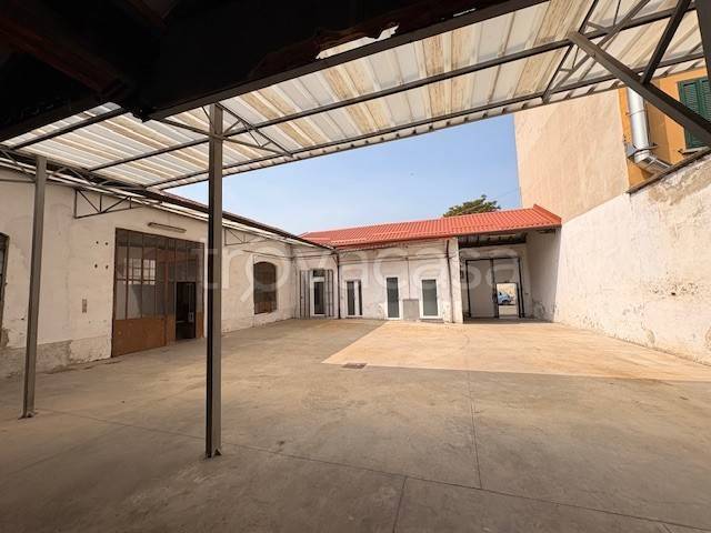 locale commerciale in affitto a Monza