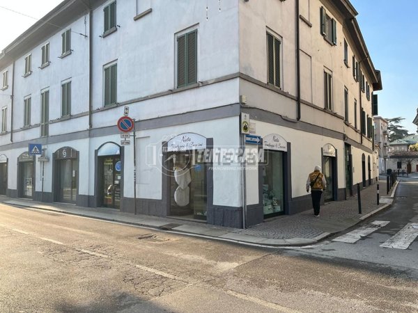 locale commerciale in affitto a Monza