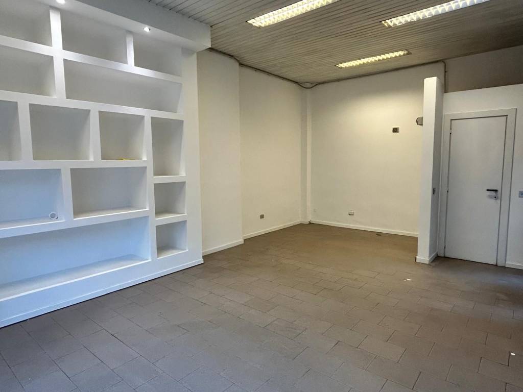 negozio in affitto a Monza