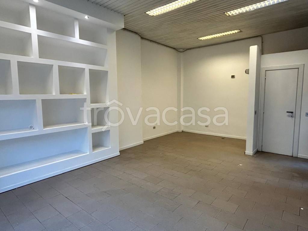 negozio in affitto a Monza