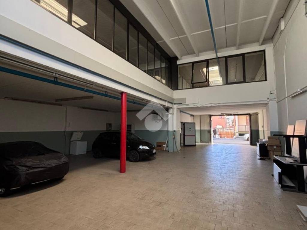locale commerciale in affitto a Monza