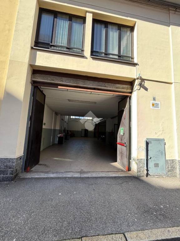 locale commerciale in affitto a Monza