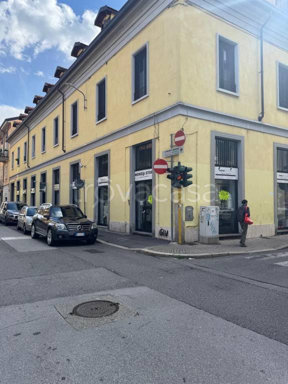 negozio in affitto a Monza