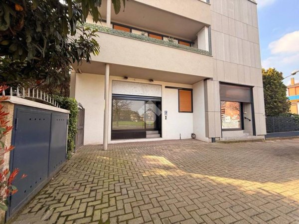 negozio in affitto a Monza in zona Ospedale San Gerardo