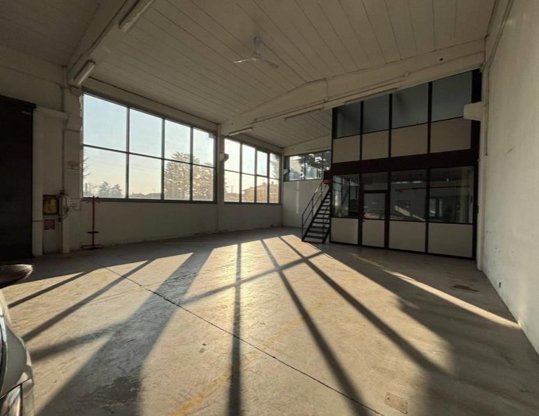locale commerciale in affitto a Monza