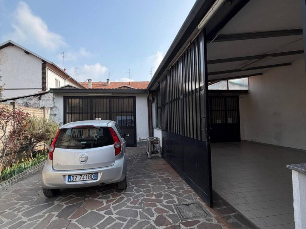 locale commerciale in affitto a Monza