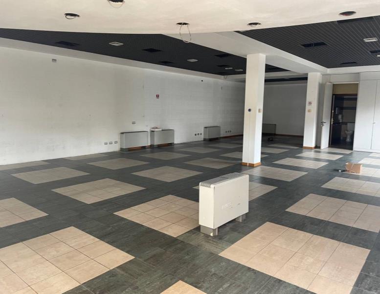 locale commerciale in affitto a Monza