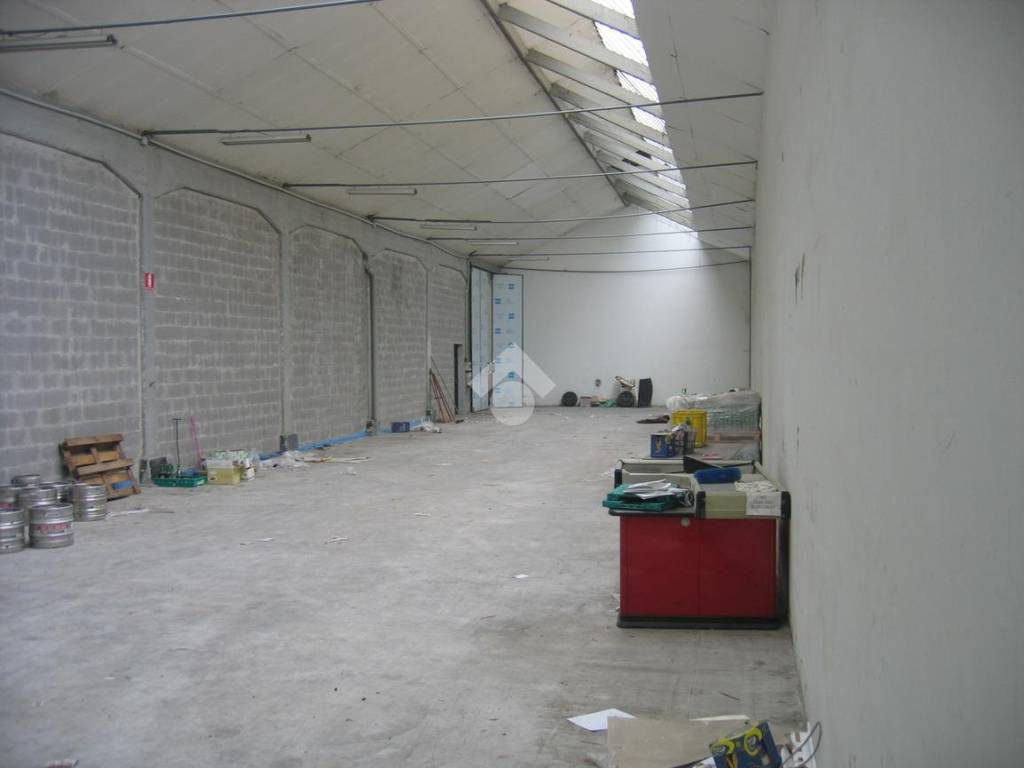 locale commerciale in affitto a Monza