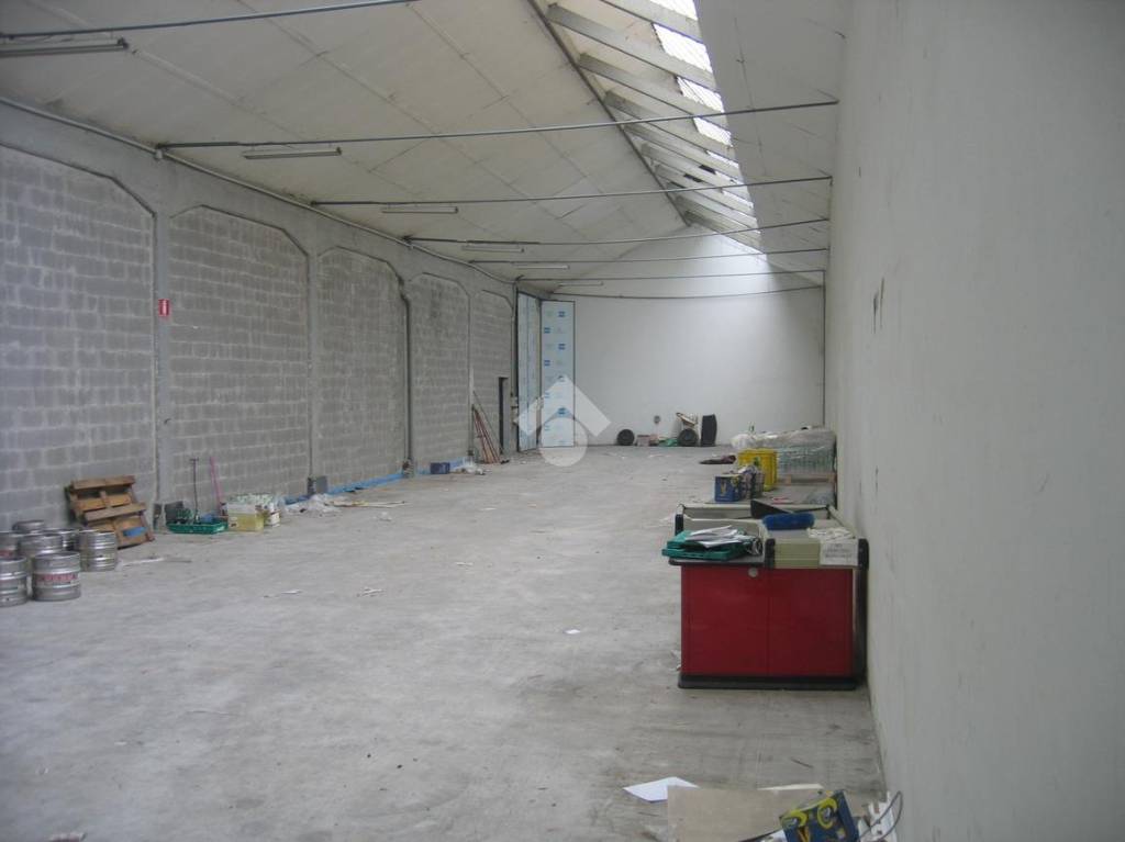 locale commerciale in affitto a Monza