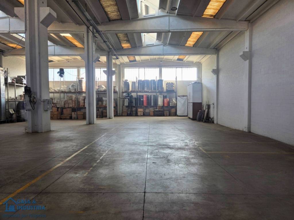 locale commerciale in affitto a Monza