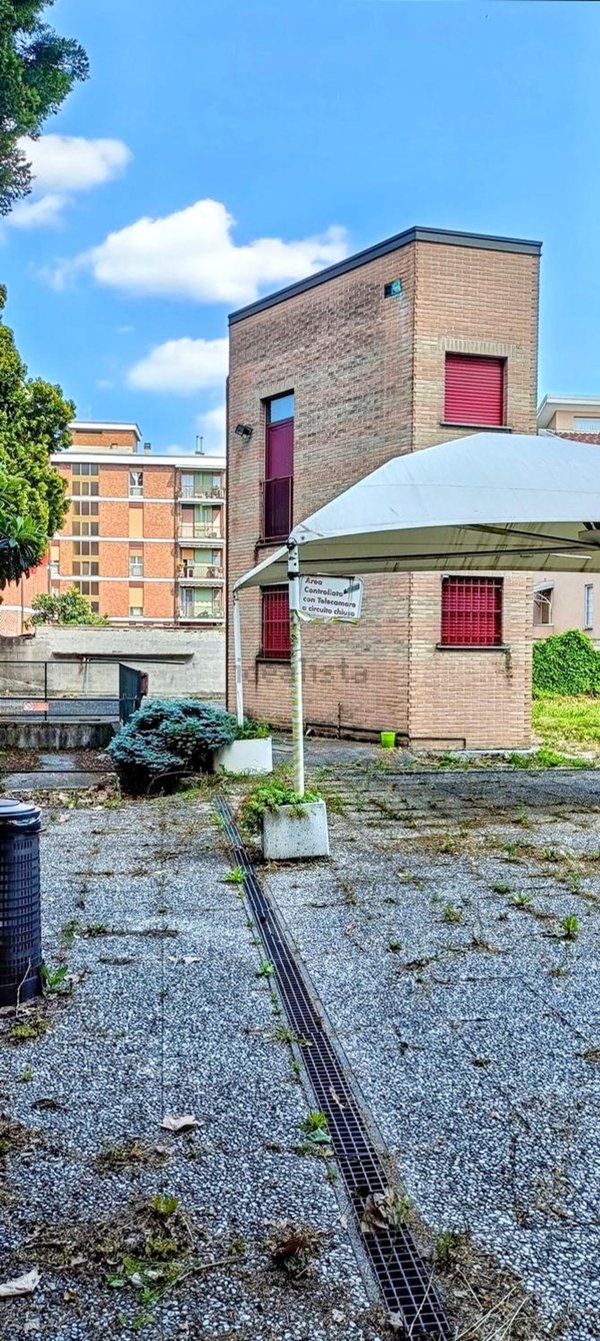 locale di sgombero in affitto a Monza