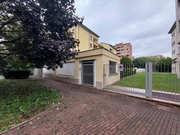 locale commerciale in affitto a Monza