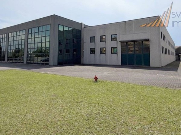 locale commerciale in affitto a Monza