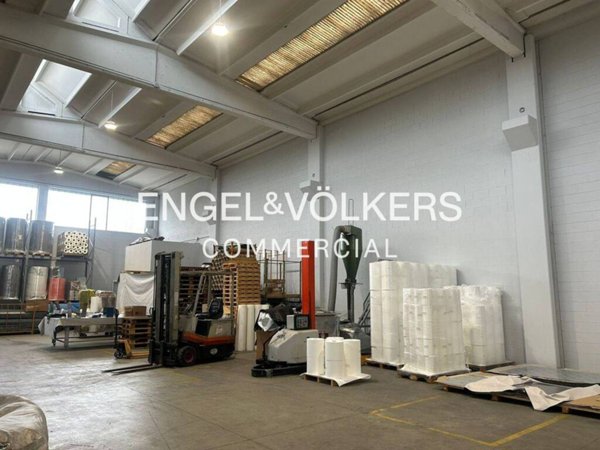 locale commerciale in affitto a Monza