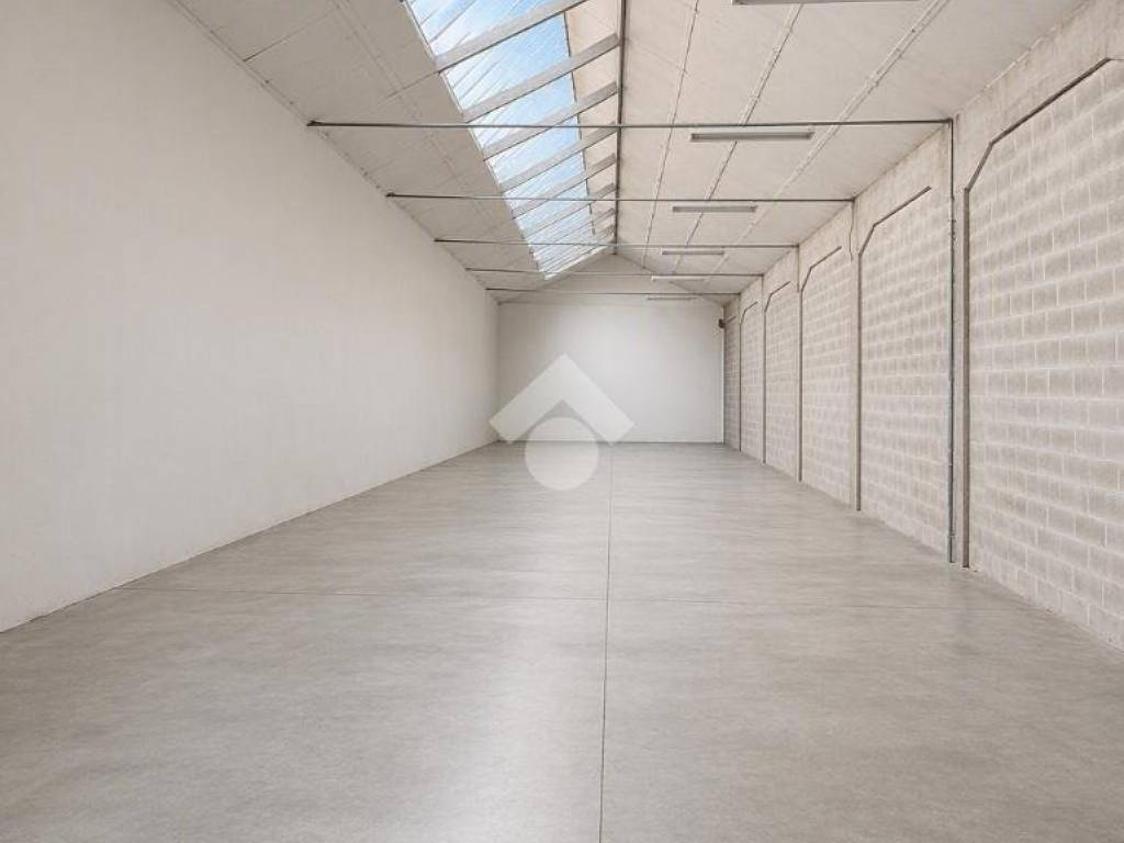 locale commerciale in affitto a Monza