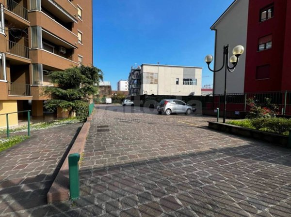 box auto in affitto a Monza