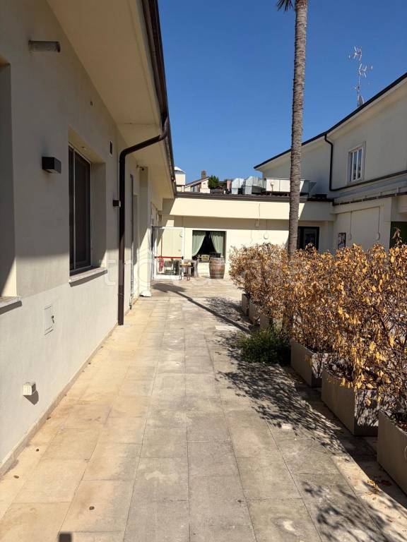 negozio in affitto a Monza in zona Ospedale San Gerardo