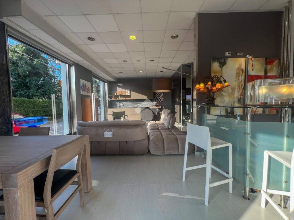 negozio in affitto a Muggiò