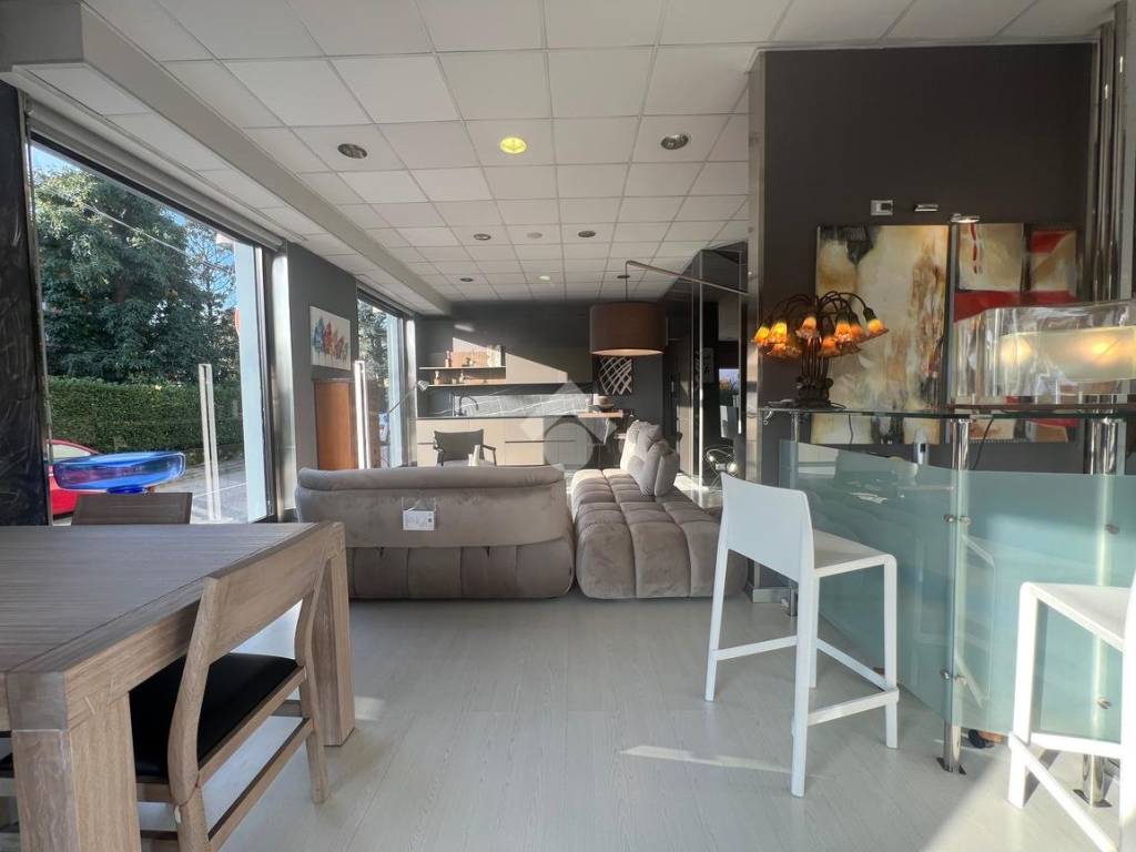 negozio in affitto a Muggiò