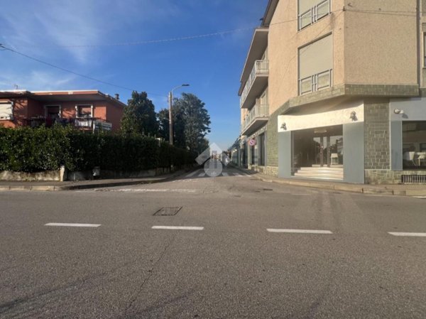 locale commerciale in affitto a Muggiò
