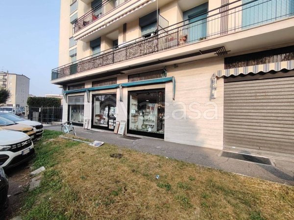 negozio in affitto a Muggiò in zona Taccona