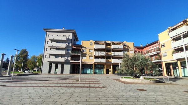 negozio in affitto a Muggiò