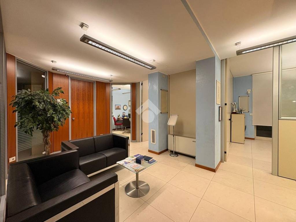 negozio in affitto a Muggiò