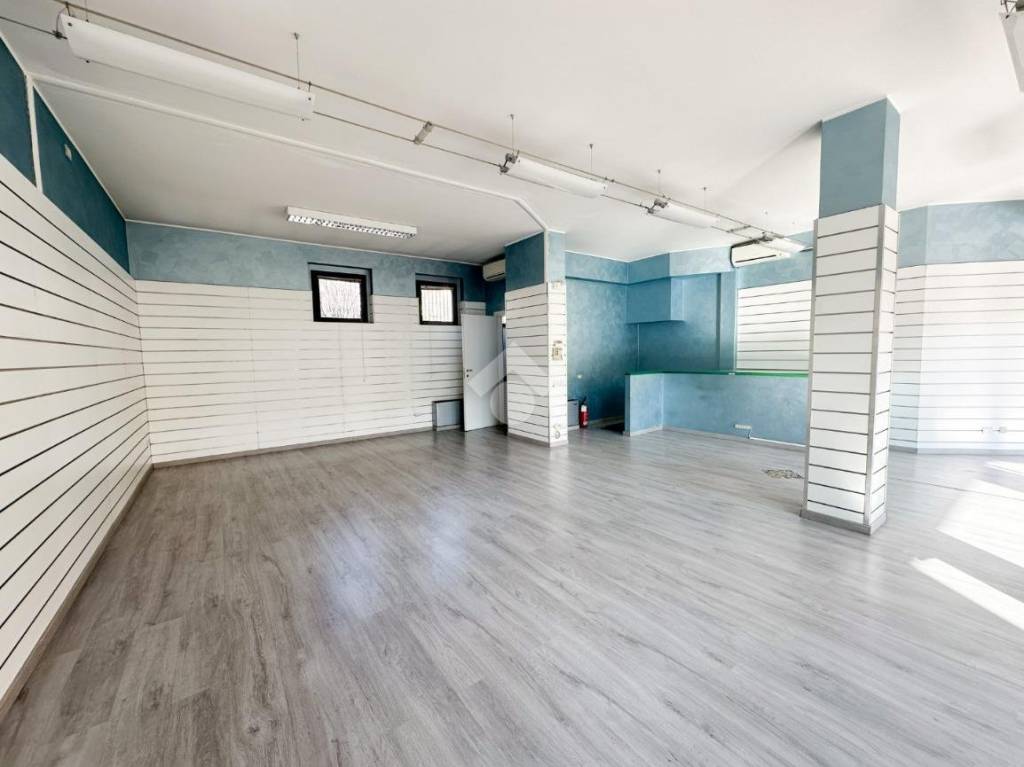 negozio in affitto a Muggiò