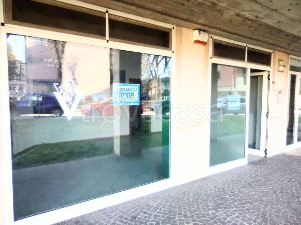 negozio in affitto a Muggiò