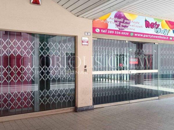 negozio in affitto a Muggiò