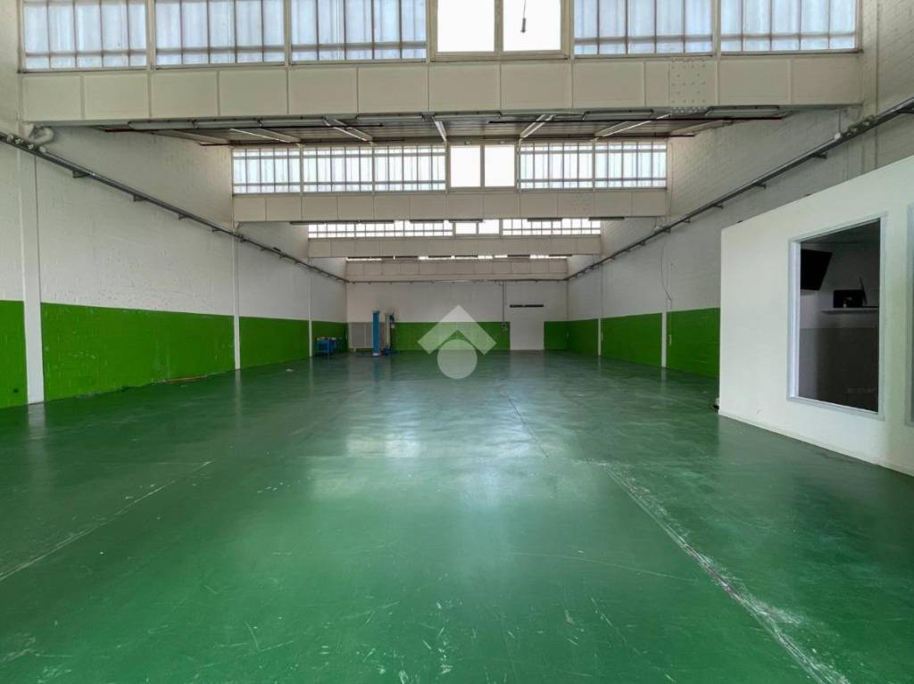 locale commerciale in affitto a Muggiò