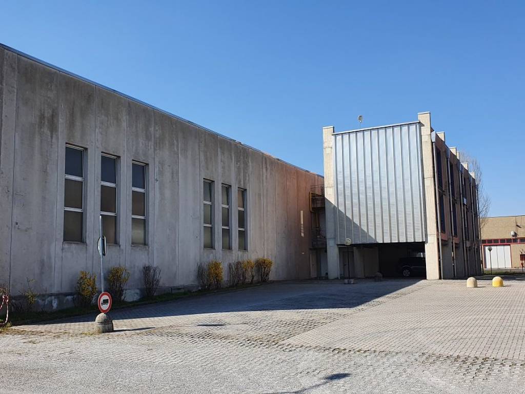 locale commerciale in affitto a Nova Milanese