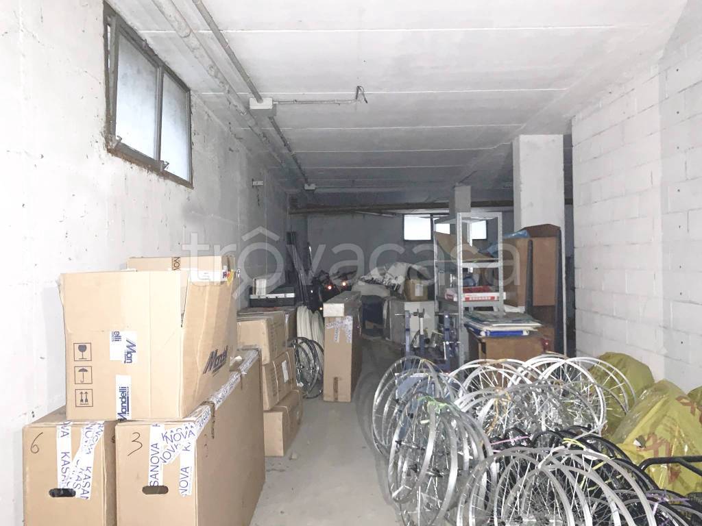 locale commerciale in affitto a Nova Milanese